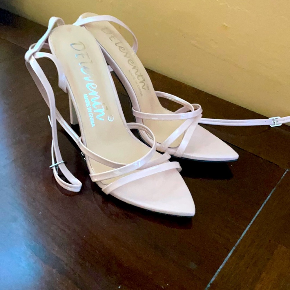 Heels tan or light pink brand new size 8
